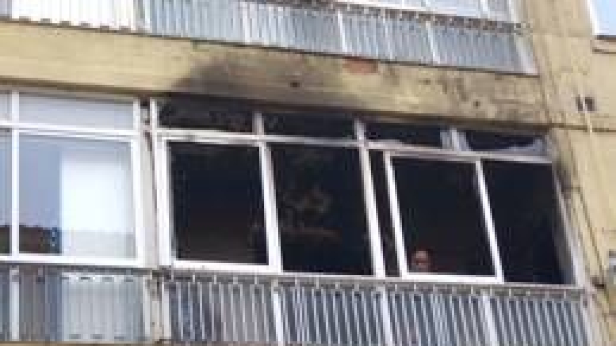 Imagen del exterior del edificio siniestrado tomada a media mañana de ayer, desde el exterior