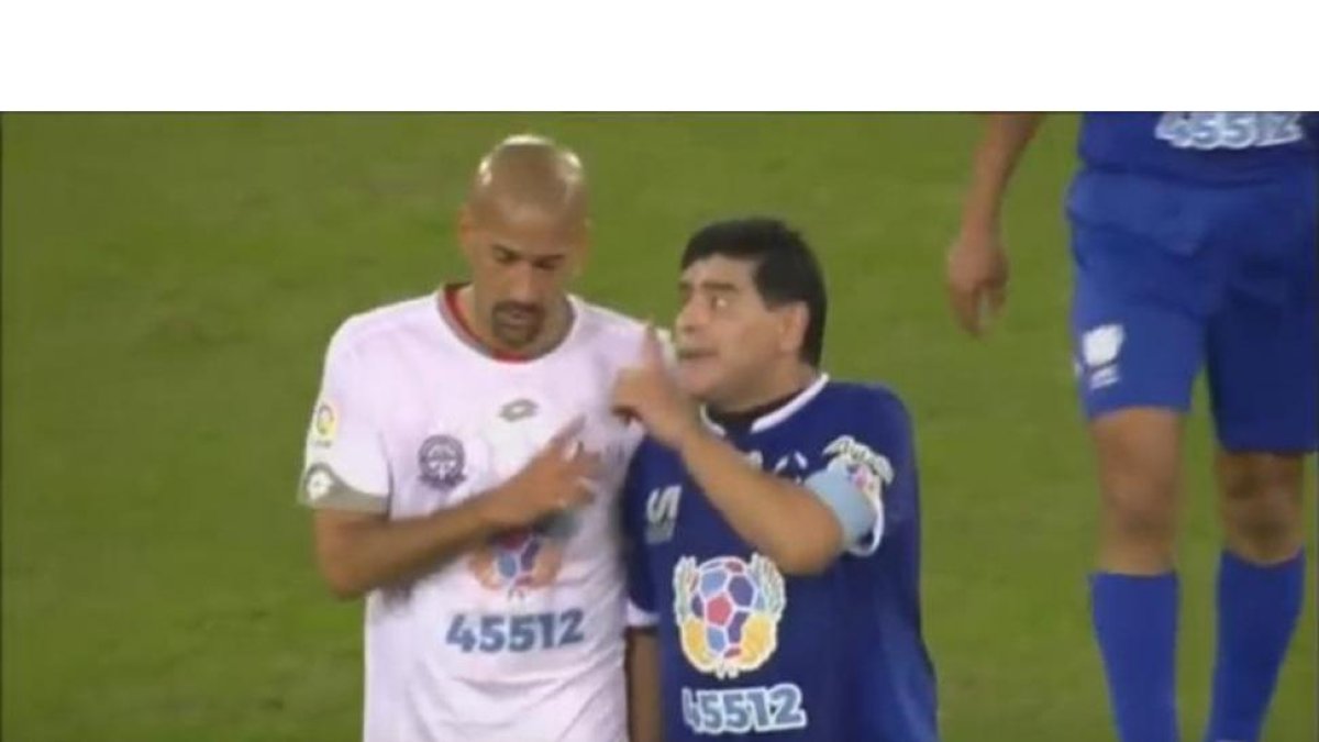 Maradona y Verón tuvieron un pequeño roce en el partido por la Paz.