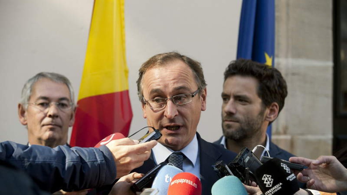 Alfonso Alonso, el nuevo presidente del PP vasco, atiende a los periodistas.