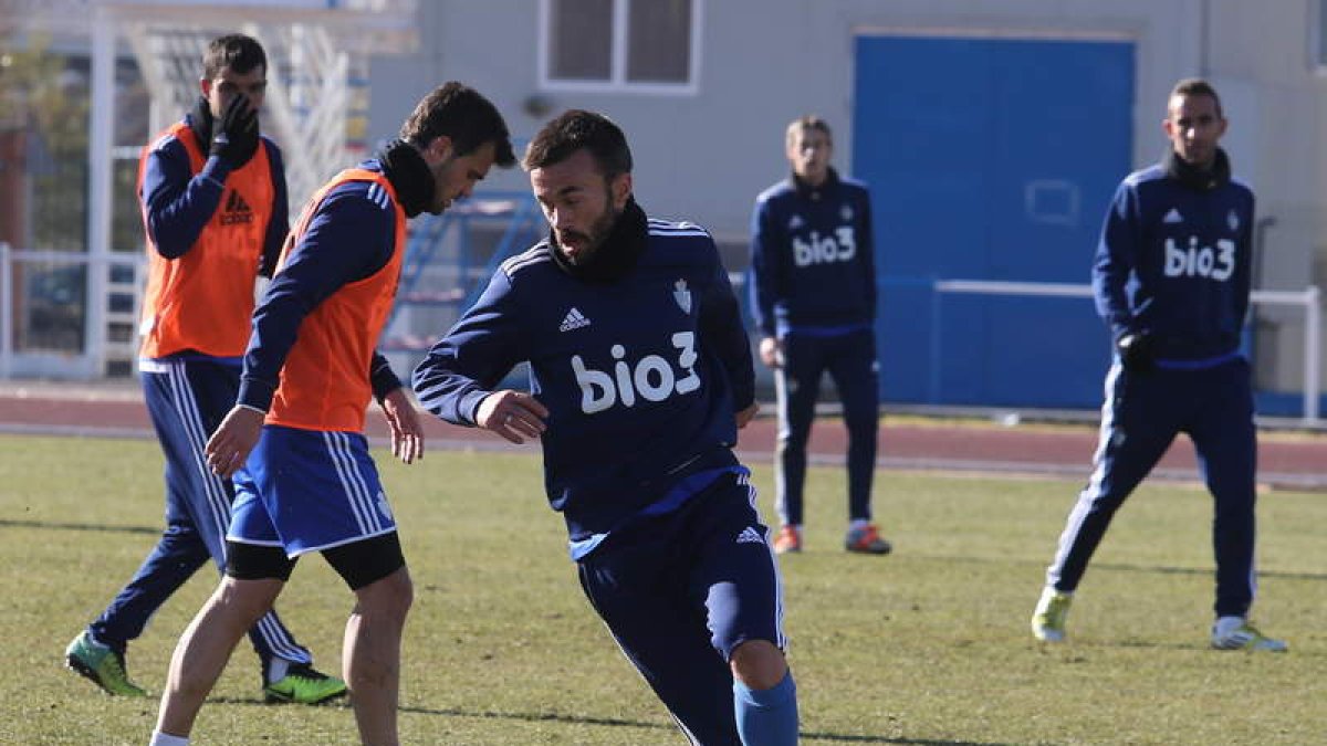 Samuel, en primer plano, podría volver a formar en el centro de la zaga junto a Alberto Aguilar.