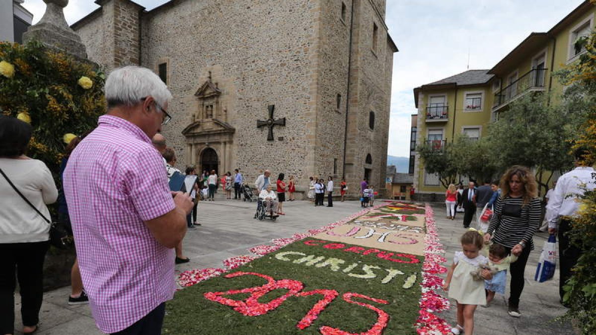 Una gran alfombra floral que comenzó a elaborarse de madrugada decoró la entrada a la basílica.
