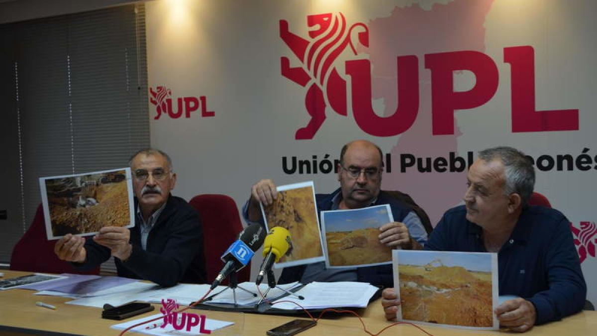 Los concejales de UPL y PP enseñaron fotografías de bodegas rapadas con escombros en El Jano. MEDINA