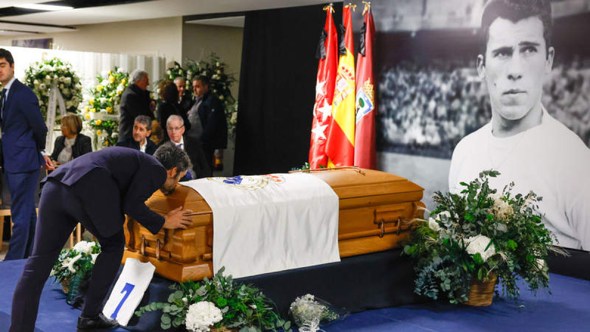 La capilla ardiente en el Bernabéu cerró sus puertas a las 13.30. De allí el féretro fue trasladado a Tres Cantos. GUILLÉN
