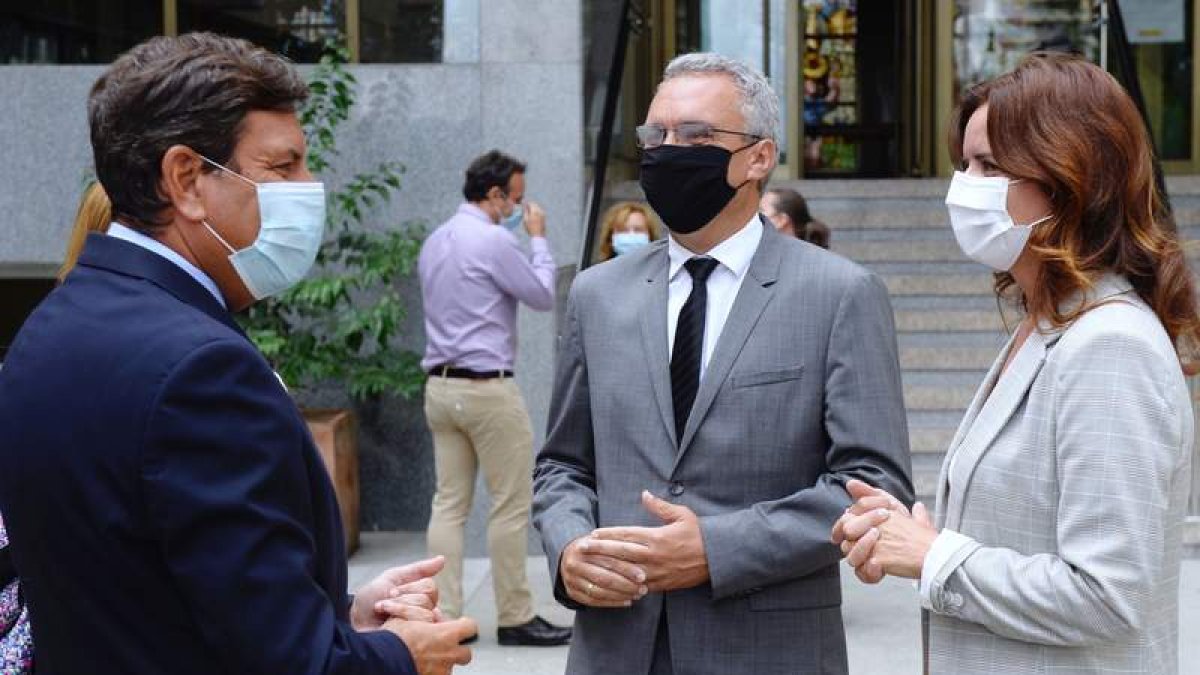 Carriedo habla ayer con Javier Izquierdo, delegado del Gobierno, y Ana Carlota Amigo. NACHO GALEGO