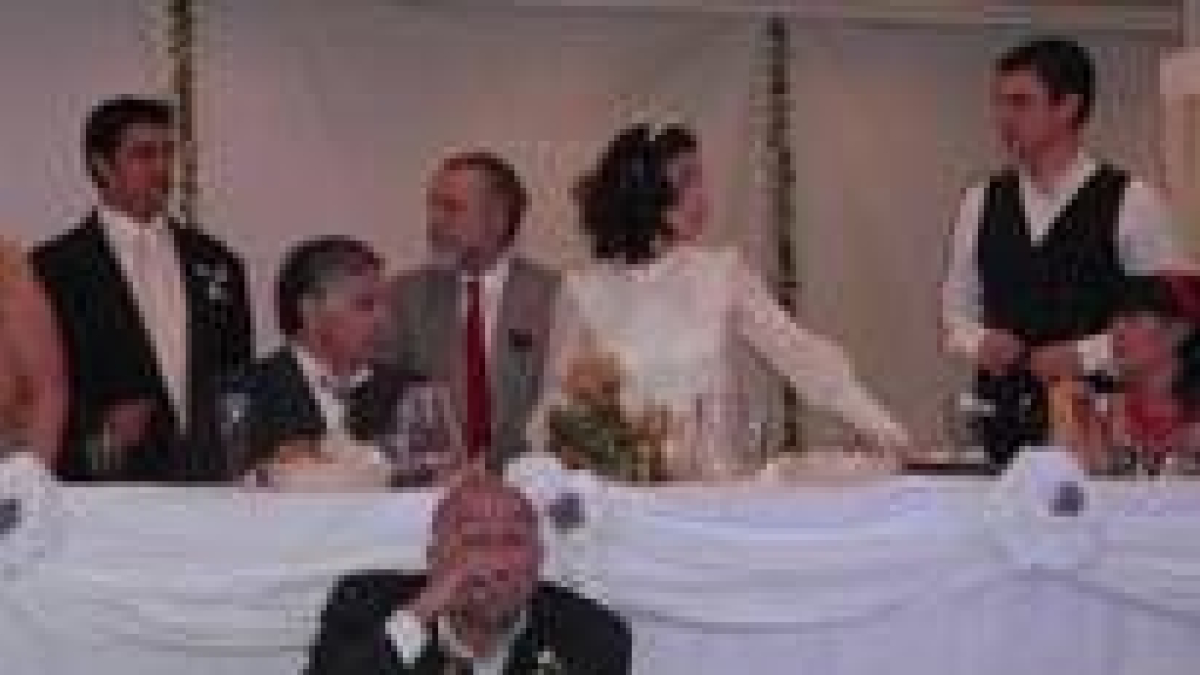 La acción se desarrolla en un banquete nupcial