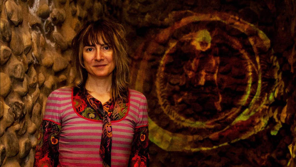 La artista palentina Marina Núñez, en el palacio del Conde Luna.