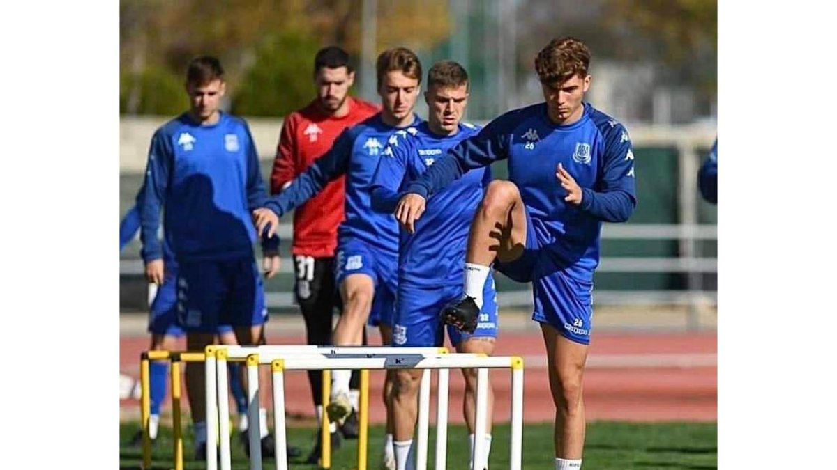 Álvaro Juan, en primer término, con la elástica del Alcorcón durante un entrenamiento. ADA