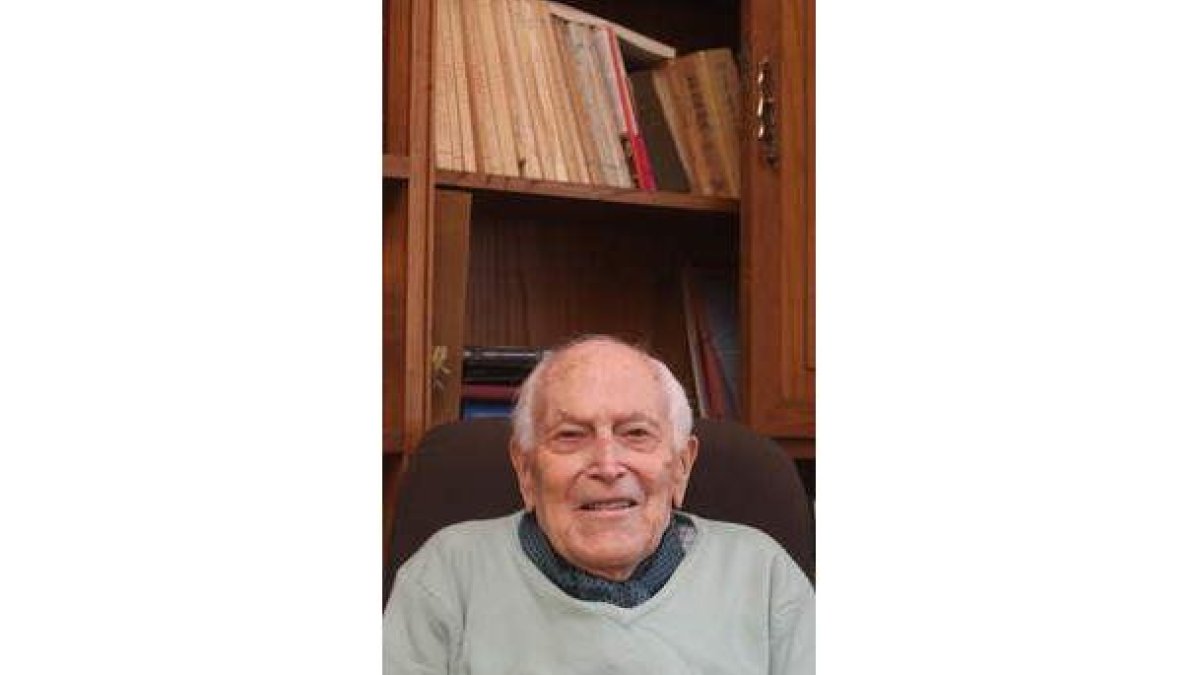 Emilio Martínez Torres posa en el estudio de su casa.