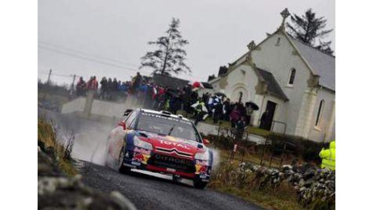 Loeb conduce su Citroën durante el recorrido irlandés
