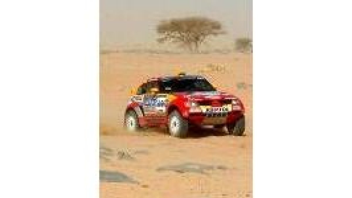 El Mitsubishi de Peterhansel durante la durísima etapa maratón de ayer