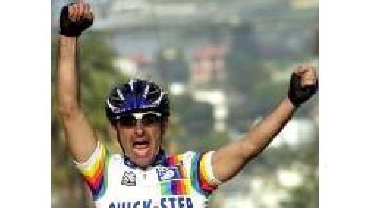 Bettini celebra el triunfo en la primera carrera de la Copa del Mundo