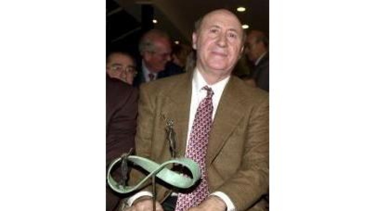 Peridis posa con un premio a su labor de recuperación histórica