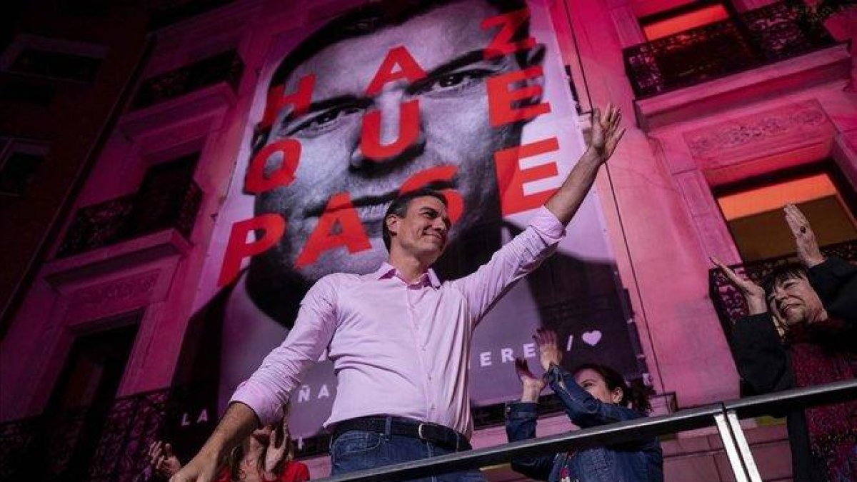 Pedro Sánchez, en la sede del PSOE tras conocerse los resultados electorales.