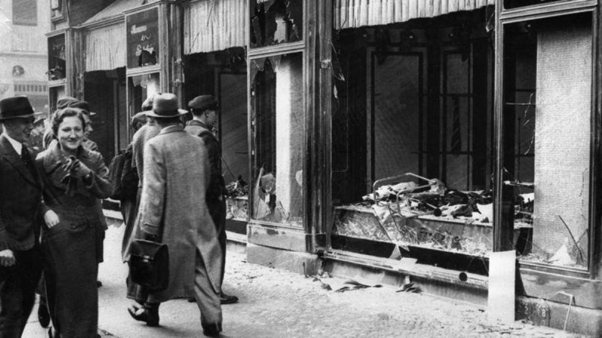 Tienda judía, destrozada durante la Noche de los cristales rotos, en Berlín, en noviembre de 1938.