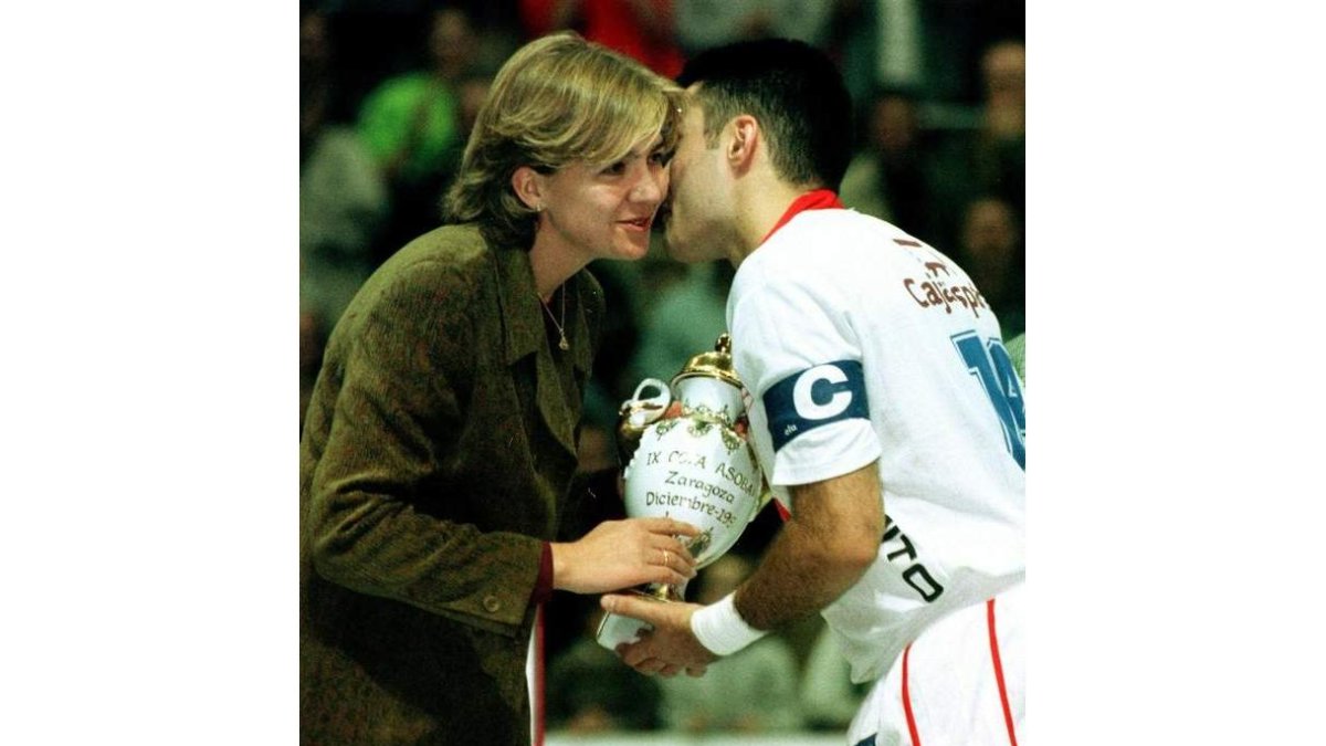 La infanta Cristina entrega la Copa del 98 al capitán Canca.