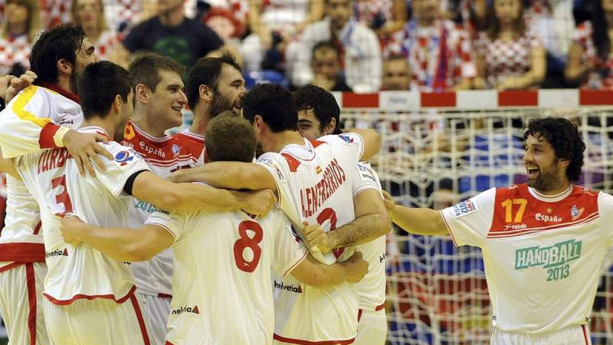 Los jugadores de la selección española, con el leonés Juanín García a la derecha de la imagen, celebran el pase a semifinales.