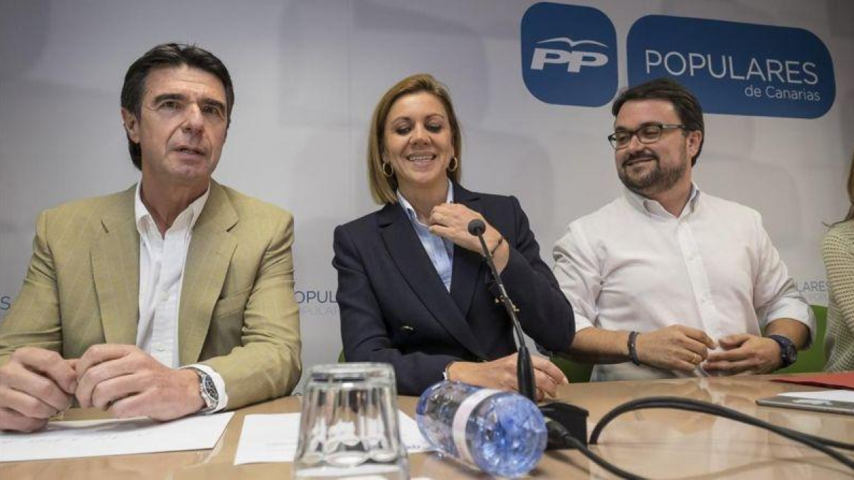 El exministro de Industria, Energía y Turismo José Manuel Soria, la secretaria general del PP, María Dolores de Cospedal, y el nuevo presidente del PP de Canarias, Asier Antona, durante un Comité Ejecutivo Regional.