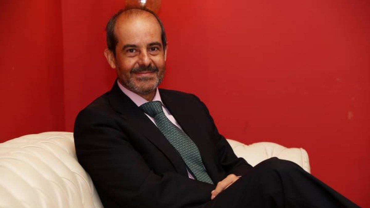 Juan Antonio Pazos, director general de Gas Natural Castilla y León y director de Distribución de Gas Natural en la Zona Norte, durante un momento de la entrevista. RAMIRO