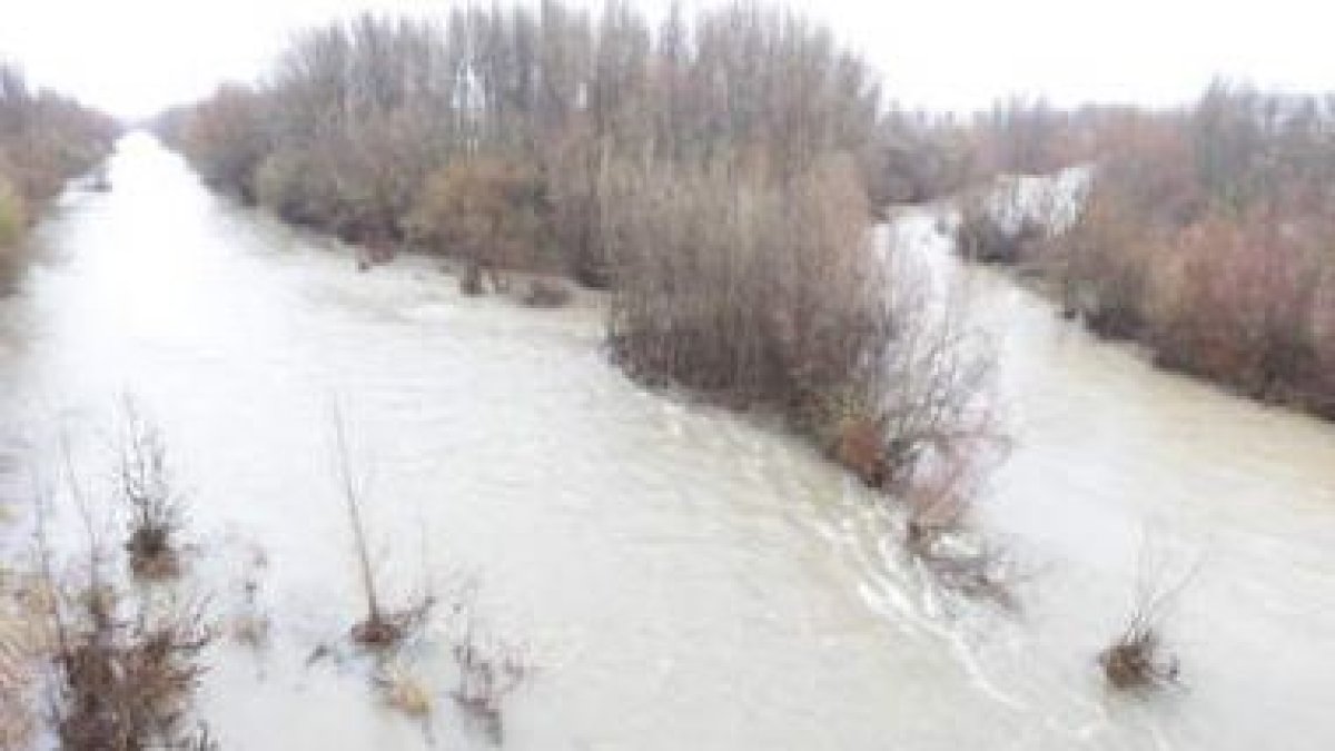 La confluencia del Bernesga y el Torío muestra la crecida del caudal, a punto de desbordarse.