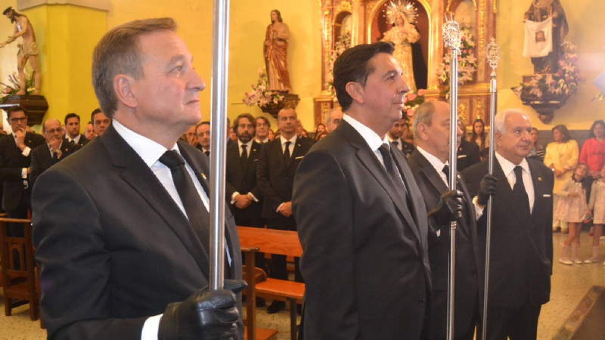 Morán (en el centro) junto a Modino (izquierda) durante la toma de posesión. M.A.Z.