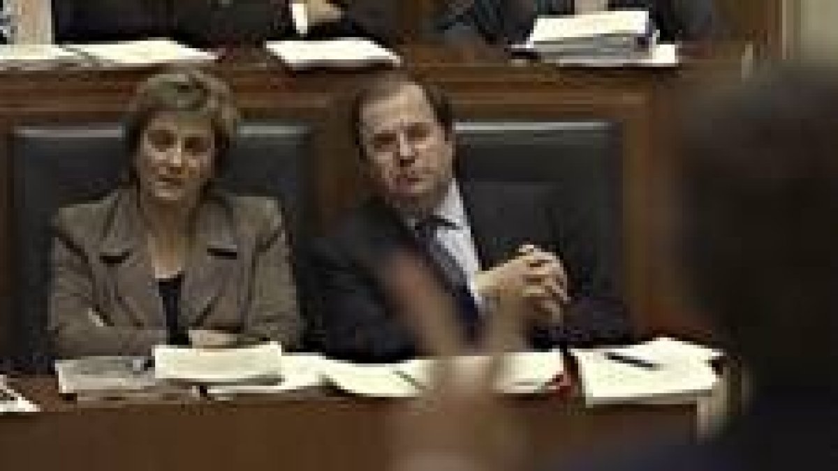 El presidente, Juan Vicente Herrera, y la vicepresidenta, María Jesús Ruiz, durante el pleno de ayer
