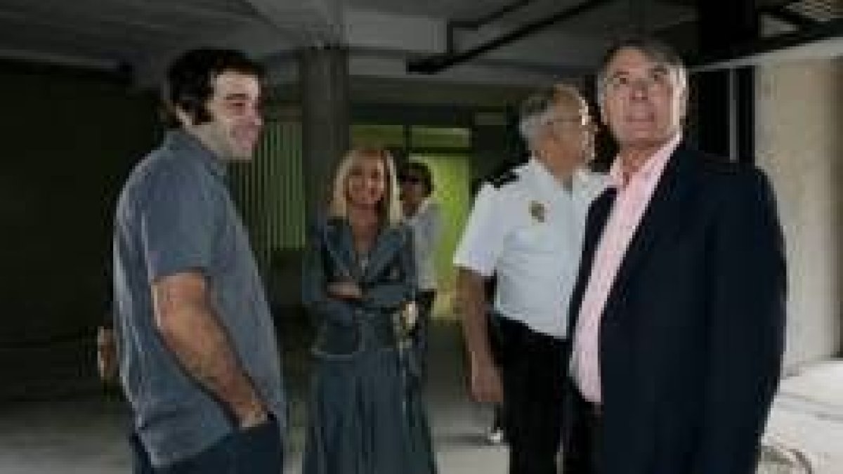 Francisco Álvarez y la alcaldesa en funciones de San Andrés observan las obras de la comisaría