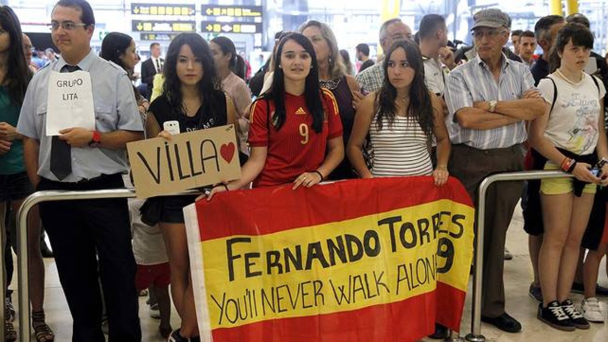 Algunos de los más de 200 aficionados que esperaban a los jugadores de la selección en el aeropuerto Adolfo Suárez.
