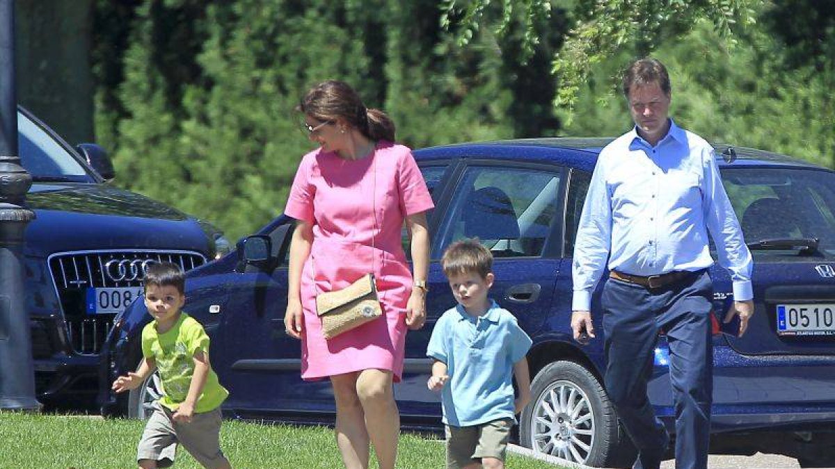 El líder del Partido Liberal Demócrata Nick Clegg, acompañado de su familia, en una imagen de archivo.