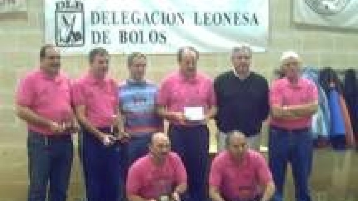 Los integrantes del equipo campeón posan con los trofeos conseguidos al término de la competición