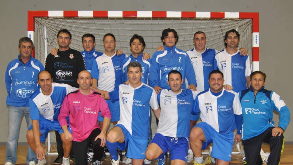 Formación del equipo del Fisioclínicas de la Liga Antibióticos.