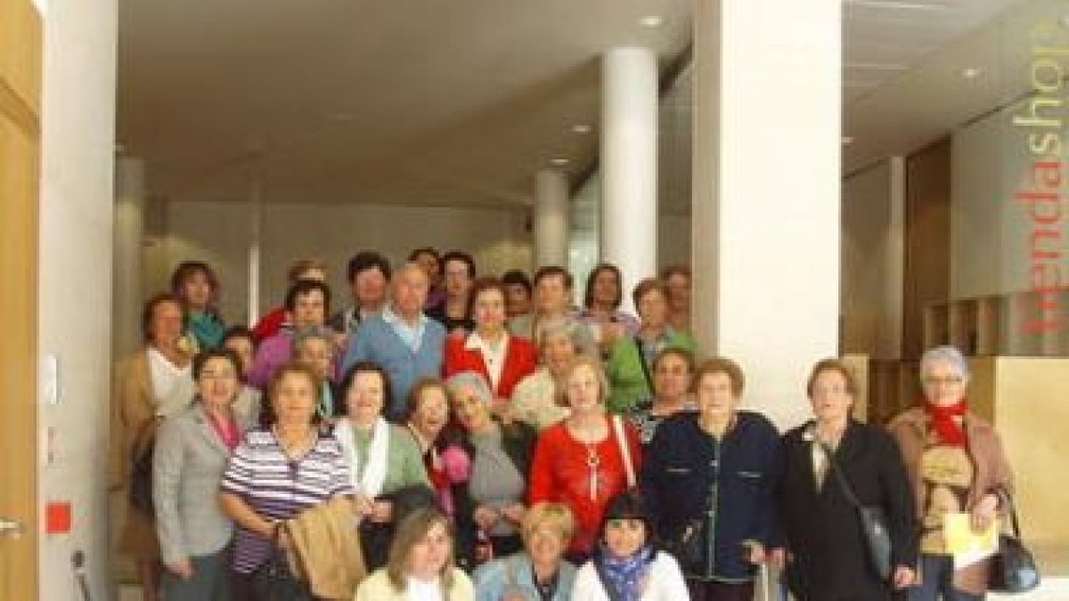 Las mujeres, en la entrada del museo leonés.