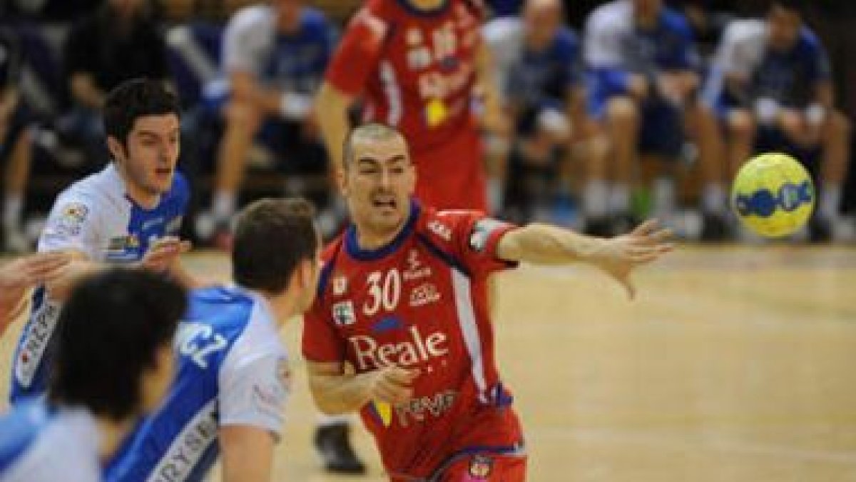 El central sueco Dalibor Doder hace un pase durante el partido disputado ayer.