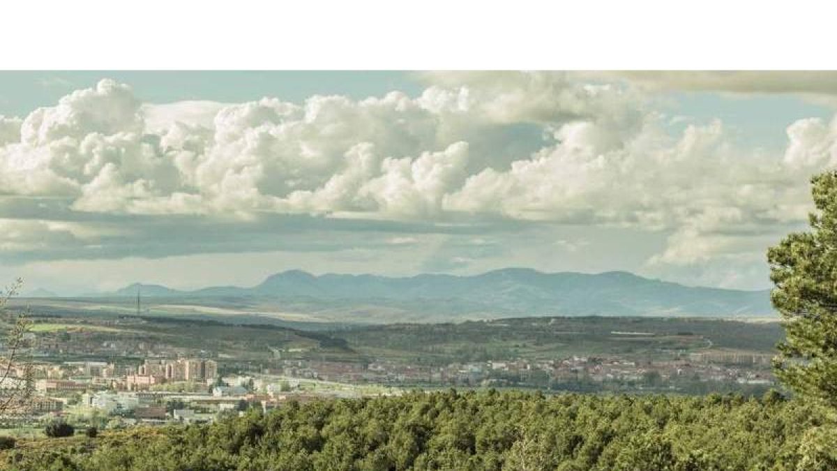 La cercanía de Villaquilambre (a la derecha) a León y el cambio de paisaje se aprecian desde el alto de La Candamia. DL