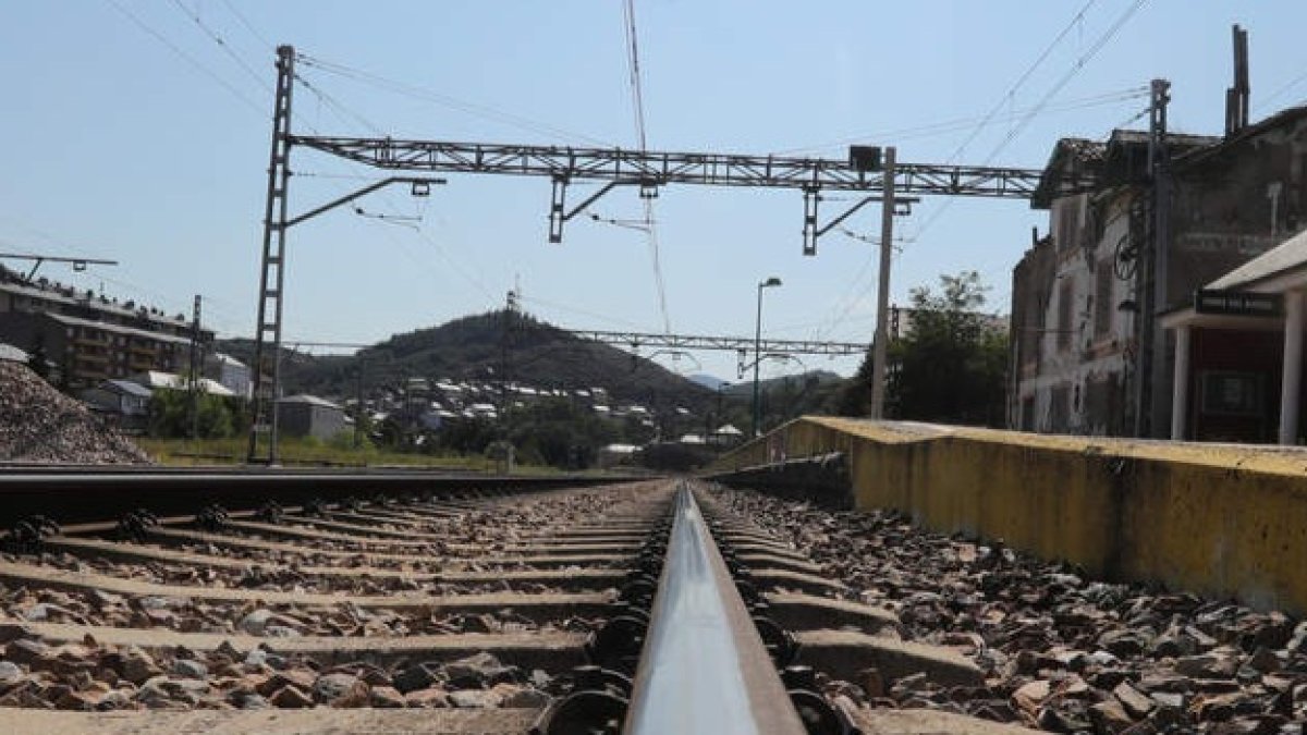 Vías del tren, a su paso por la estación de Torre del Bierzo, donde ya no hay cobertura. ANA F. BARREDO