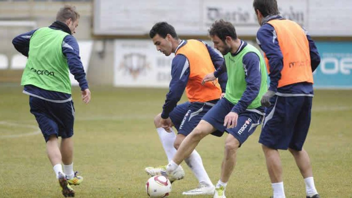 La plantilla de la Cultural prepara el encuentro frente al Real Valladolid B de este domingo en el estadio Reino de León.
