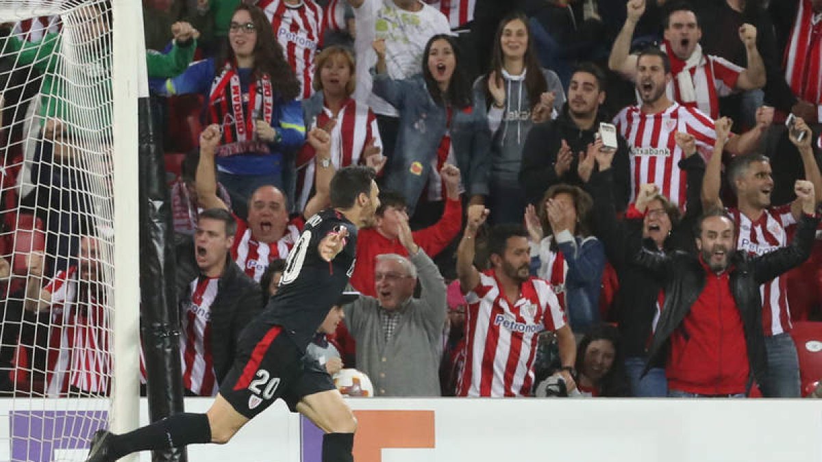 Aduriz celebra tras marcar ante el Ostersund el gol de la victoria. JAVIER ZORRILLA