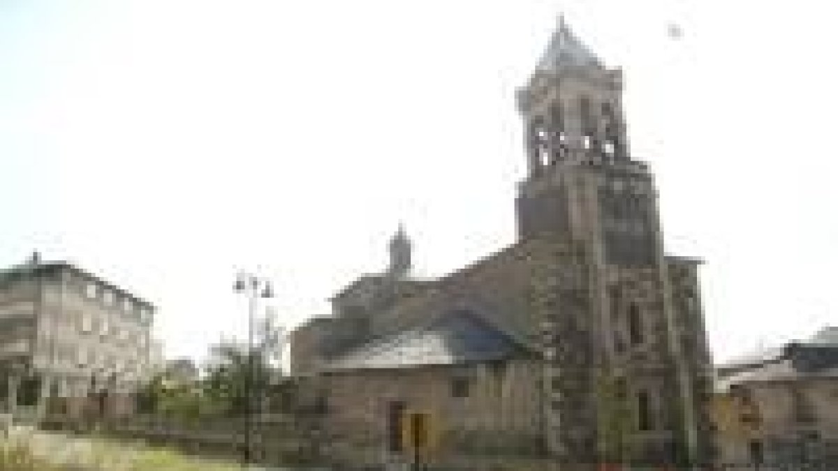 Las bóvedas de la iglesia de san Andrés, situada frente al castillo, están resquebrajadas