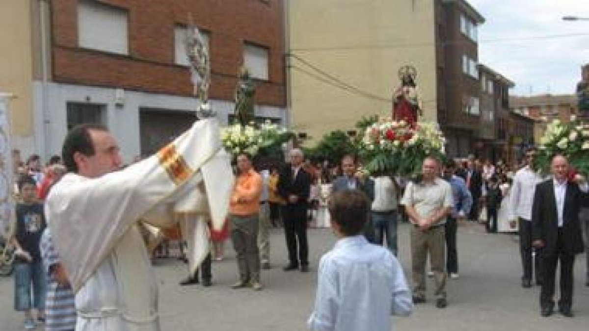 La procesión del mediodía fue ayer el acto central del final de fiestas del Corpus.