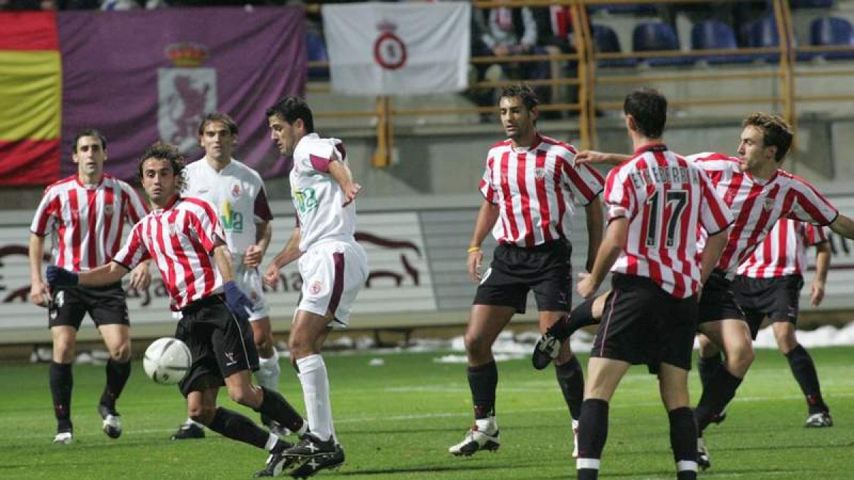 El Athletic Club ya visitó el Reino de León para medirse a la Cultural en Copa del Rey, con los Ezquerro, Urzaiz y Etxebarría en el campo. NORBERTO