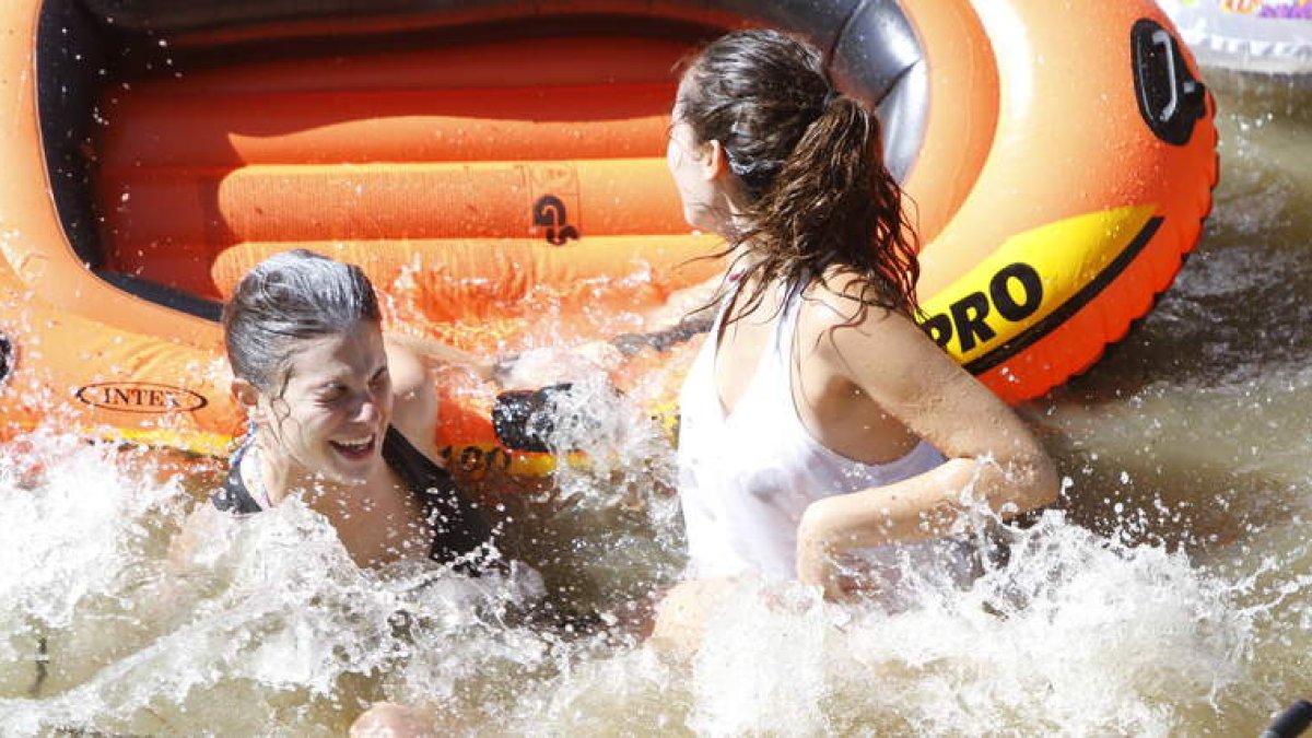 Las tranquilas aguas del Cea se convirtieron ayer en una auténtica fiesta, en la que todo artilugio susceptible de flotar servía.