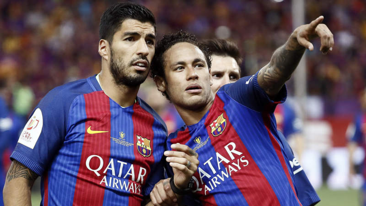 Neymar, junto a Suárez y Messi, detrás, en la final de la Copa del Rey. MARISCAL