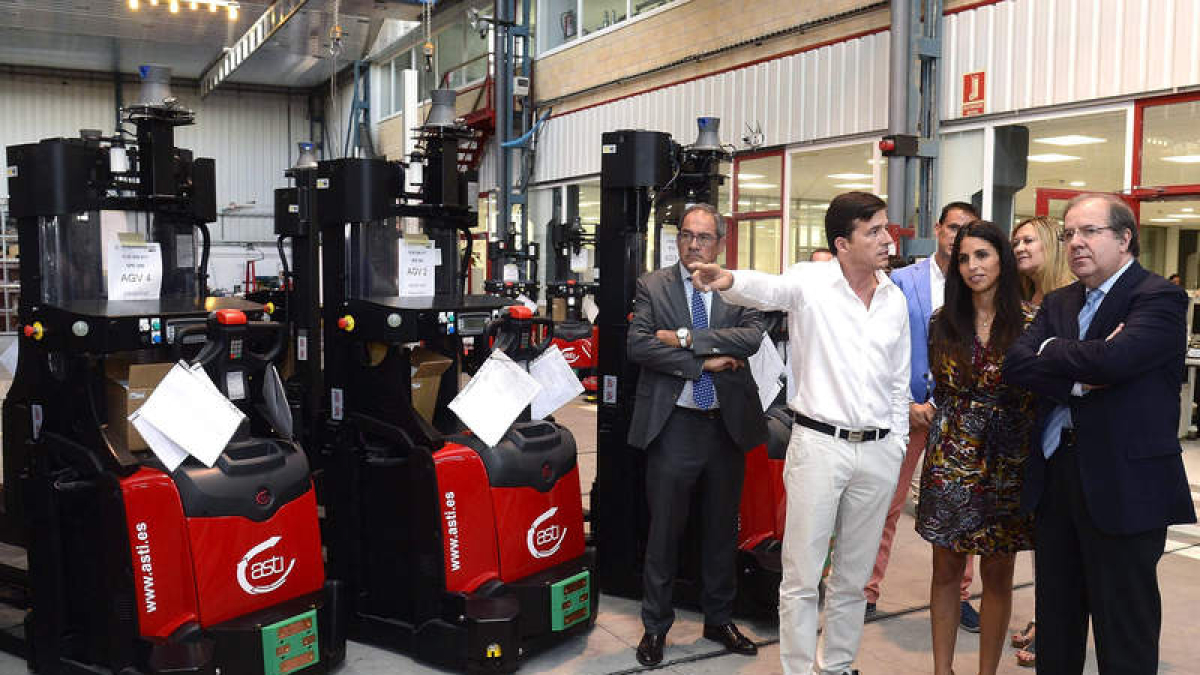 El presidente de la Junta, Juan Vicente Herrera, durante su visita a Asti, en Madrigalejo. SANTI OTERO