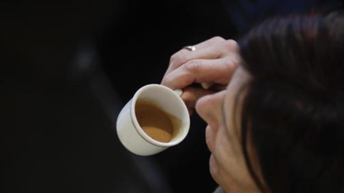 Mujer con una taza de café.