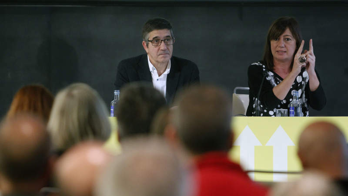 Patxi López y Francina Armengol durante su intervención en la II Convención Federalista. MARTA PÉREZ