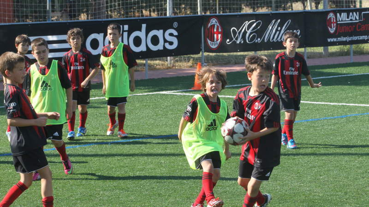 Los niños, que participan en el campus, disfrutan del fútbol en La Palomera.