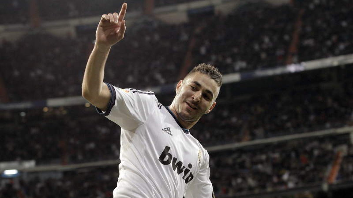 Karim Benzema celebra el gol que acababa de marcar, el primero del Madrid en el partido ante el Valencia.