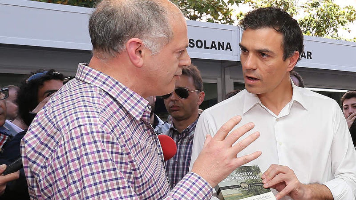 Sánchez y Carrera con un ejemplar de ‘El Señor de Bembibre’.
