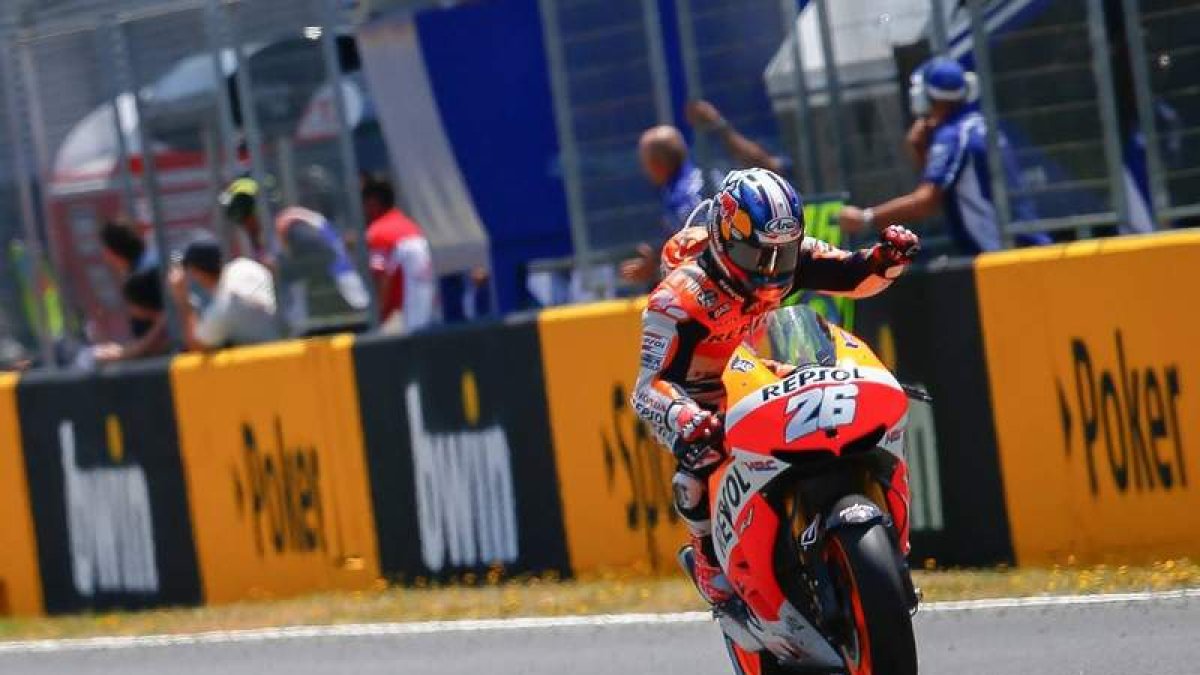 Pedrosa celebra, brazo izquierdo en alto, su incontestable triunfo en Jerez. El catalán aprovechó todo el potencial de su Honda.