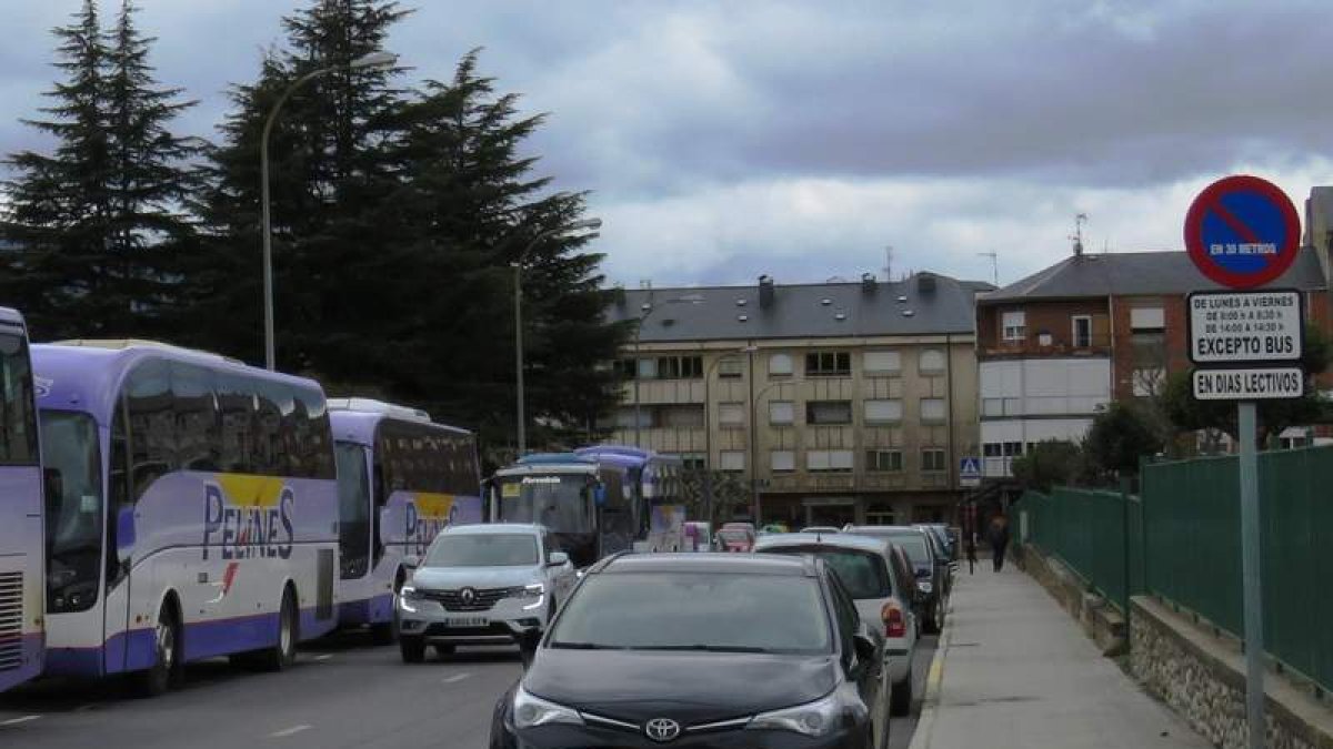 Imagen de ayer, de la salida del instituto de Bembibre. CEBRONES