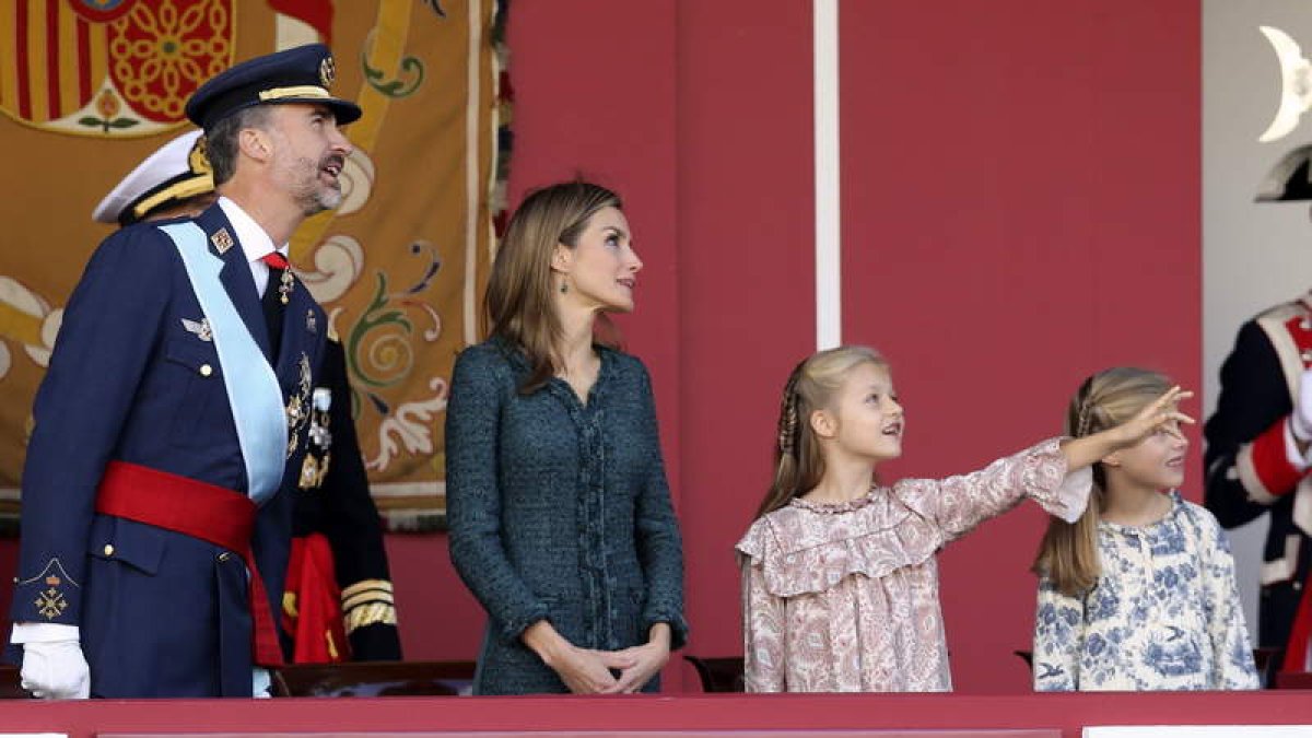 Los reyes, Felipe y Letizia, junto a su hijas, la princesa Leonor y la infanta Sofía, observan el paso de los aviones en el desfile.